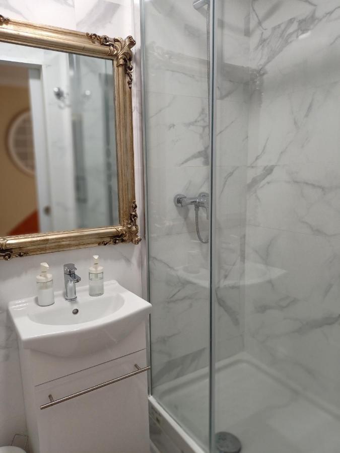 Casa De Huespedes Vecinodecerbantes Hotell Alcalá de Henares Eksteriør bilde