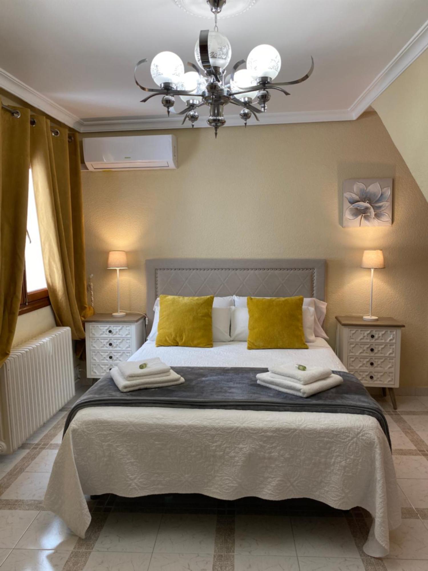 Casa De Huespedes Vecinodecerbantes Hotell Alcalá de Henares Eksteriør bilde